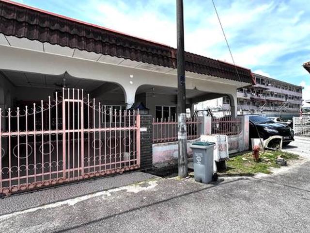 Terraced House for sale in Malaka