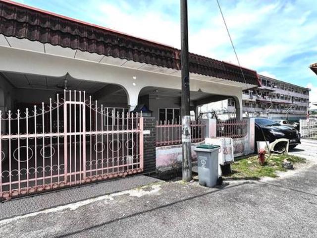 Terraced House for sale in Malaka