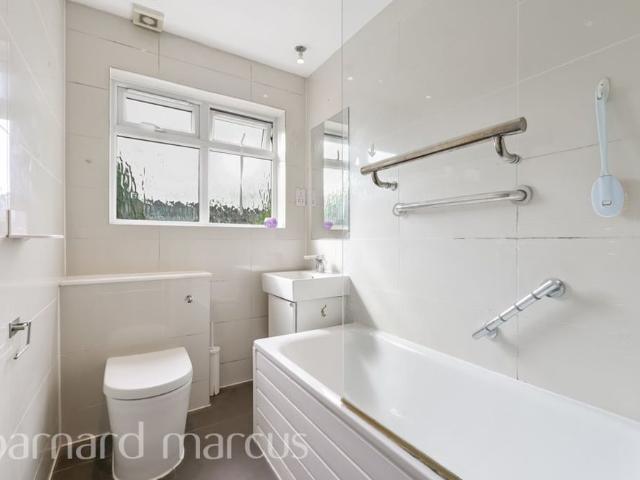 Apartment for rent in Pinner, Hatch End