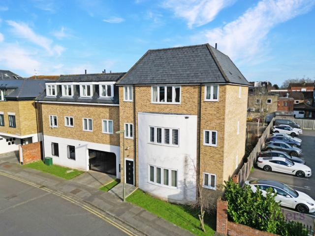 Apartment for rent in Row Town, Surrey