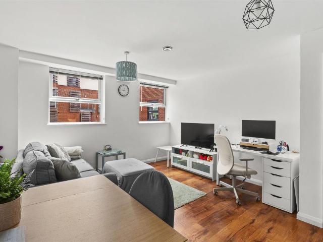Apartment for rent in Daws Hill, Cressex