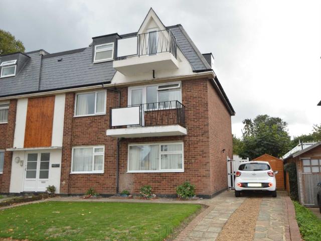 Apartment for rent in Row Town, Surrey