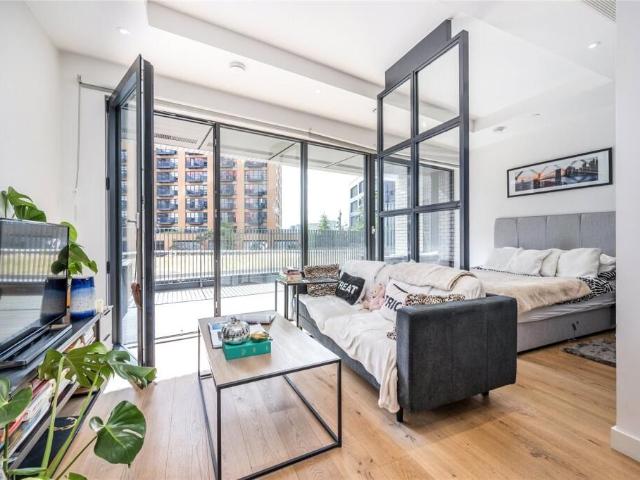 Studio for rent in London City Island, Blackwall