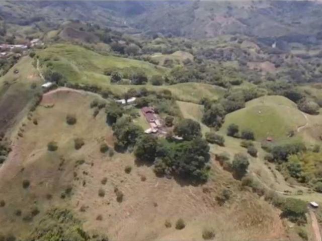 Cortijo de alto standing de 3072000 m2 en venta La Victoria, Departamento de Boyacá