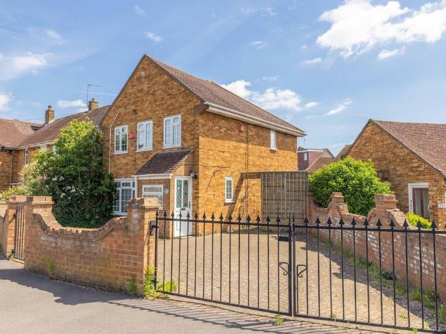 House for rent in Gould's Green, Greater London