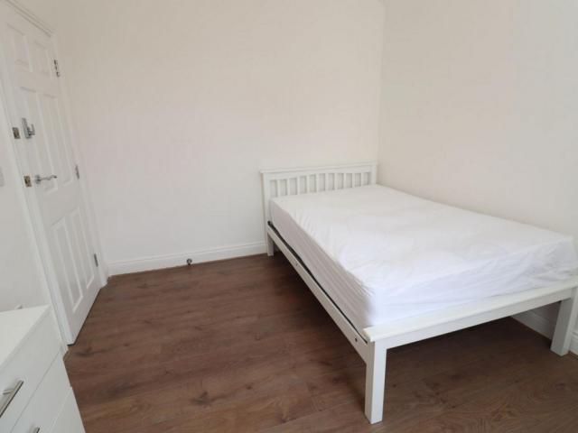 Room for rent in London Borough of Merton, Collier's Wood