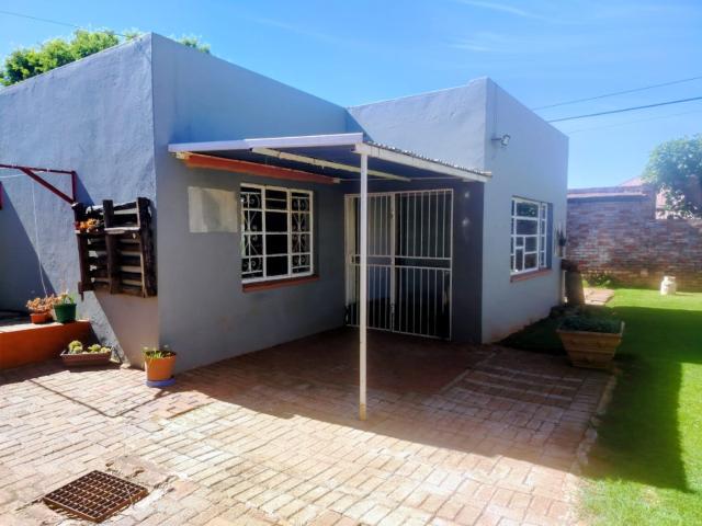 Apartment for rent in Quellieriepark, Mogale City Local Municipality