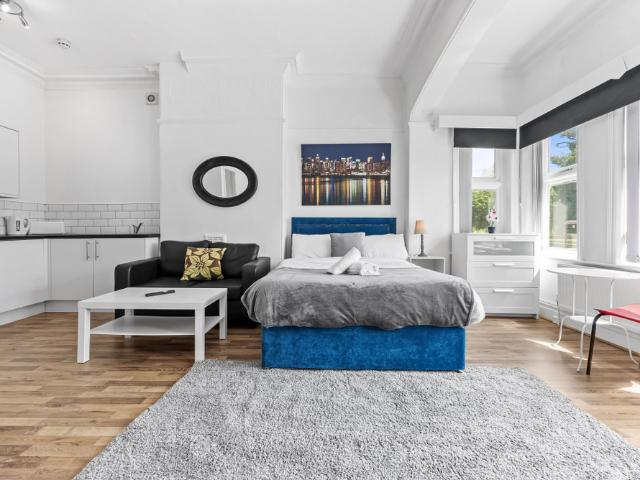Studio for rent in East End Park, West Yorkshire