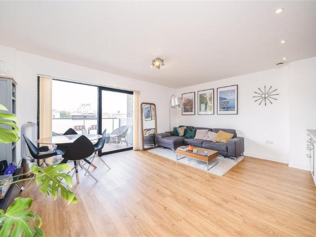 Apartment for rent in Poplar Grove, Greater London