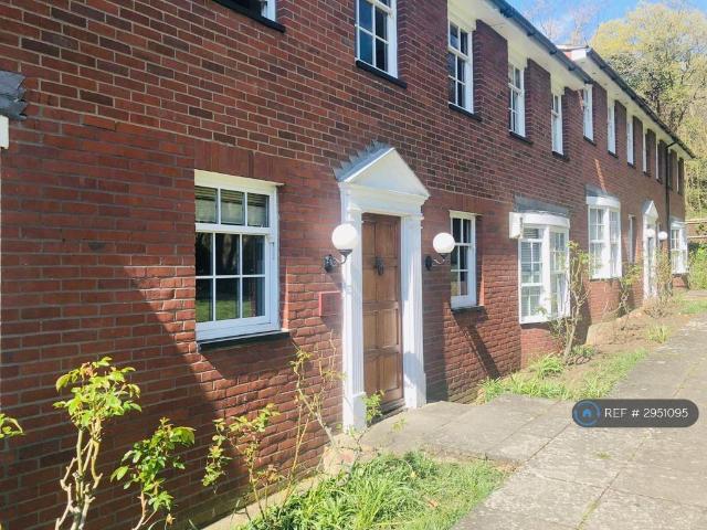 Apartment for rent in London Borough of Merton, Raynes Park