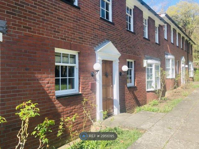 Apartment for rent in London Borough of Merton, Raynes Park