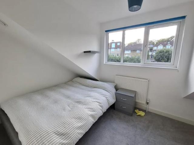 Apartment for rent in Moorend, Pouchen End