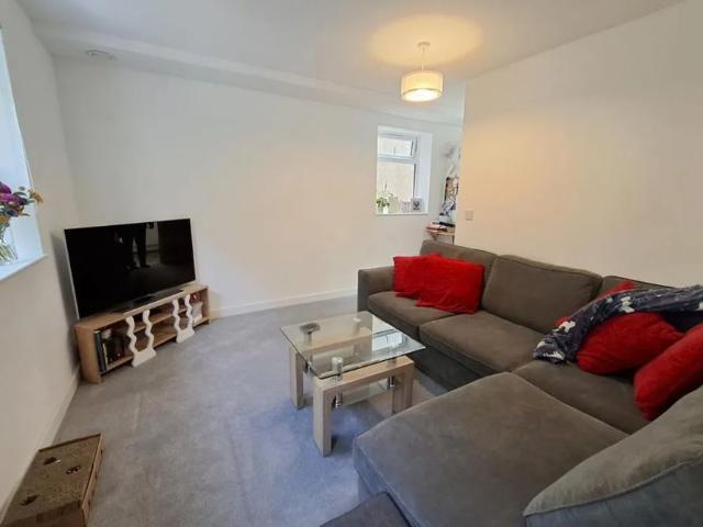 Apartment for rent in Moorend, Pouchen End