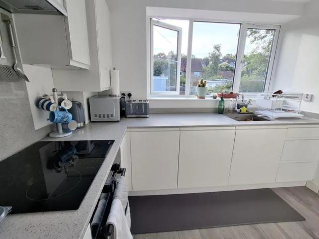 Apartment for rent in Moorend, Pouchen End