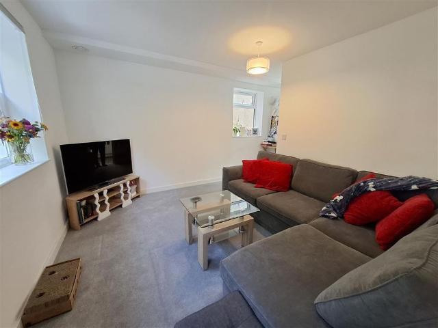 Apartment for rent in Moorend, Pouchen End
