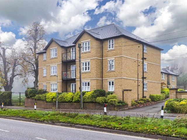 Apartment for rent in Moorend, Pouchen End