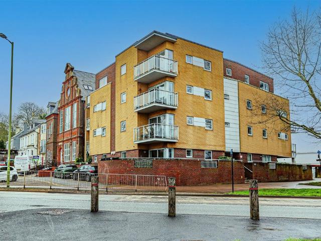 Apartment for rent in Moorend, Pouchen End