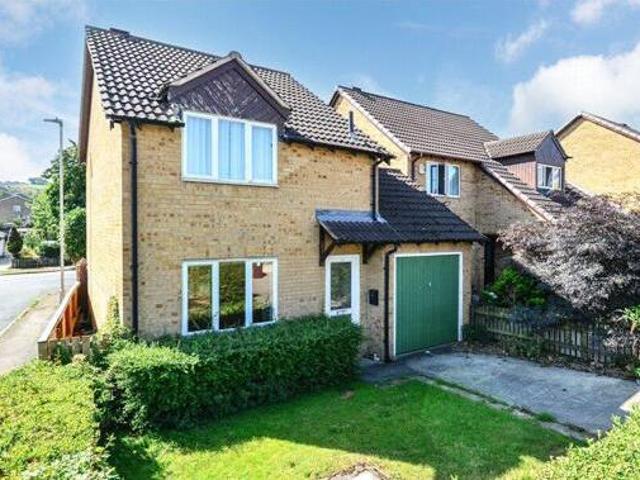 House for sale in Cottingley, West Yorkshire