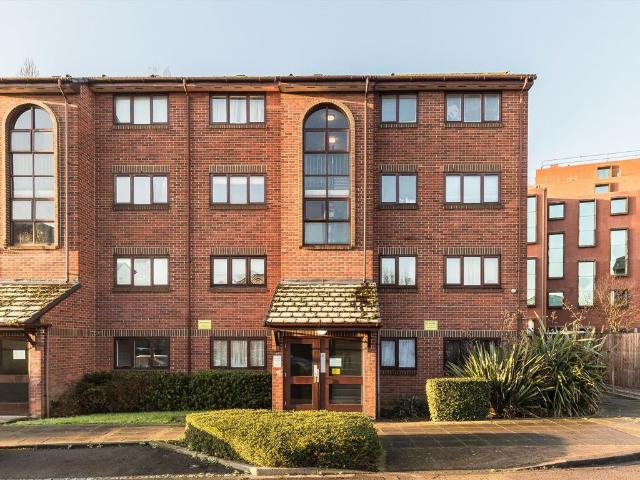 Apartment for rent in London Borough of Ealing, Park Royal