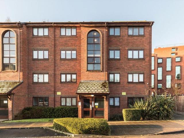 Apartment for rent in London Borough of Ealing, Park Royal