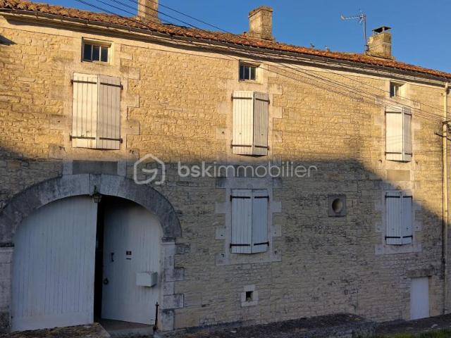 Maison vente à Confolens, Coulonges
