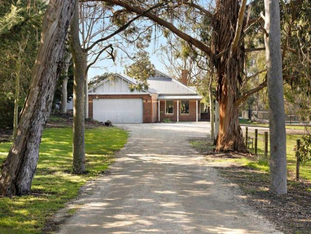 Cottage for sale in Somerville, Melbourne