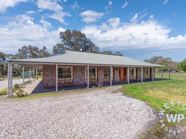 Cottage for sale in Woodside, South Australia