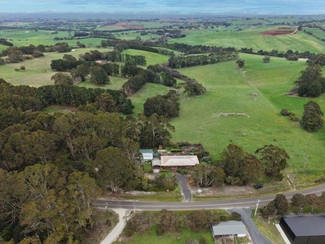 Cottage for sale in Leongatha North, Victoria