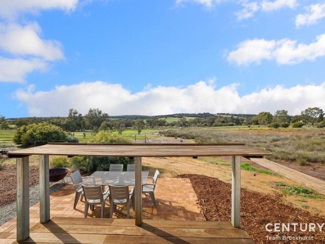 Cottage for sale in Wandering, Western Australia
