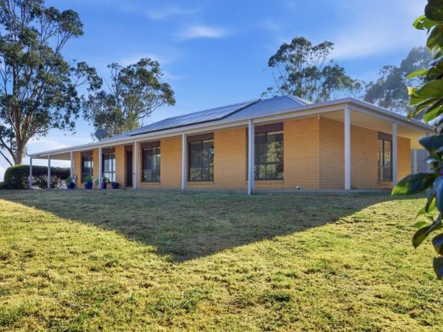 Cottage for sale in Loch, Victoria