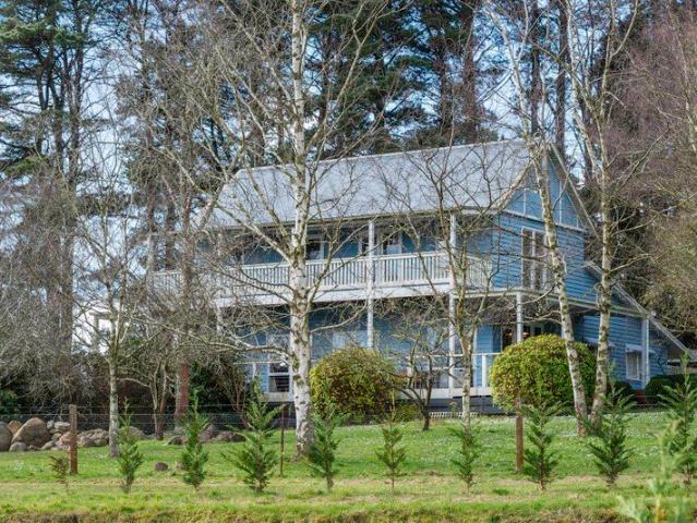 Cottage for sale in Woodend, Victoria