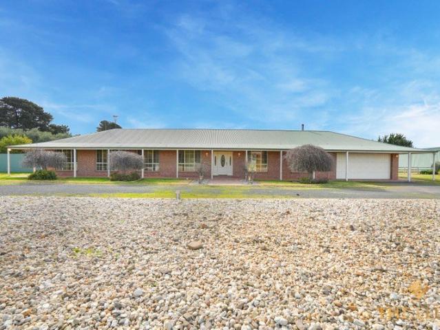 Cottage for rent in Rockbank, Melbourne