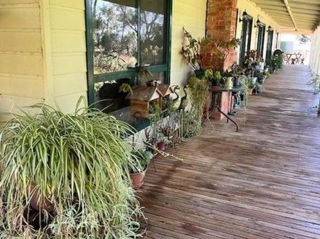Cottage for sale in Appin, Victoria