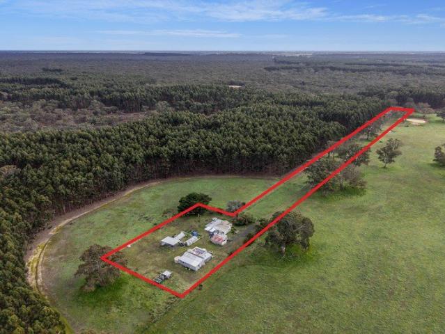 Cottage for sale in Chetwynd, Victoria