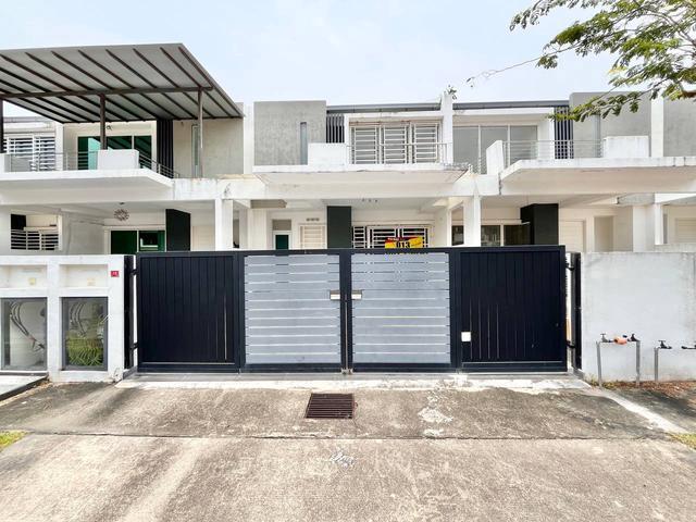Terraced House for sale in Malaka