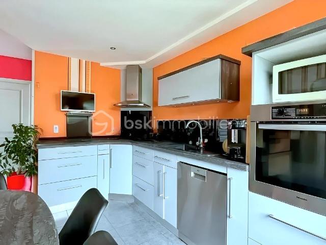 Maison vente à Laval, Saint-pierre-la-cour