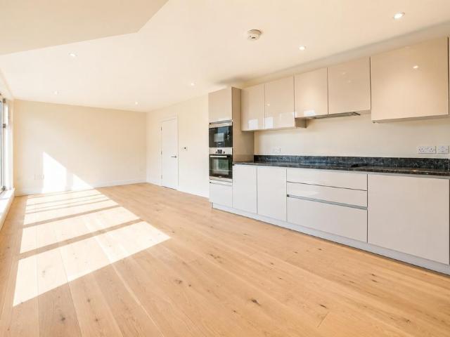 Apartment for rent in Stockwell, Greater London