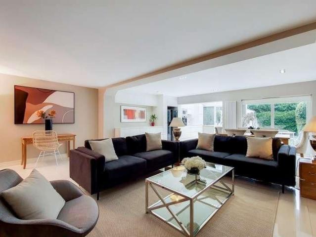 Townhouse for rent in Belsize Park, Greater London