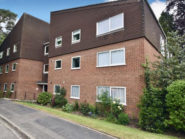 Apartment for rent in Heol-las, Surrey