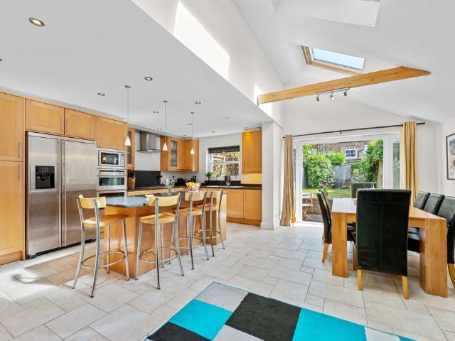 Apartment for rent in London Borough of Merton, Merton Park