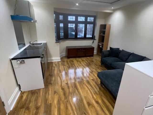 Studio for rent in Langley, Slough