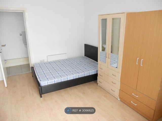 Studio for rent in Ball Hill, Coventry