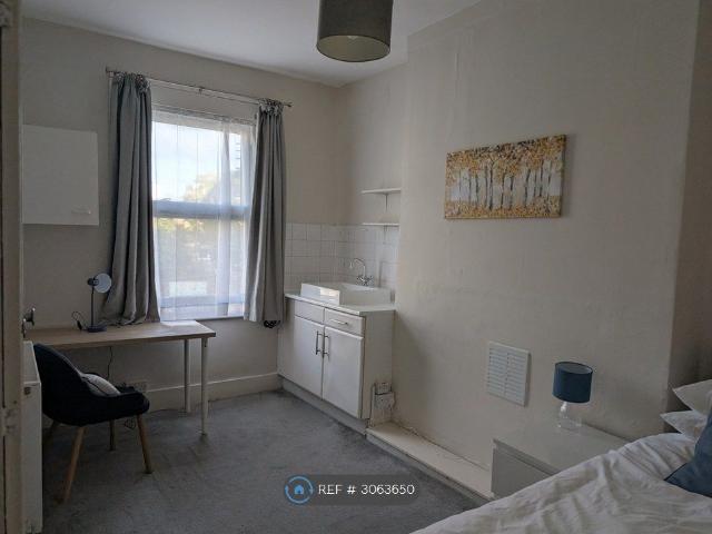Room for rent in London Borough of Hammersmith and Fulham, Greater London