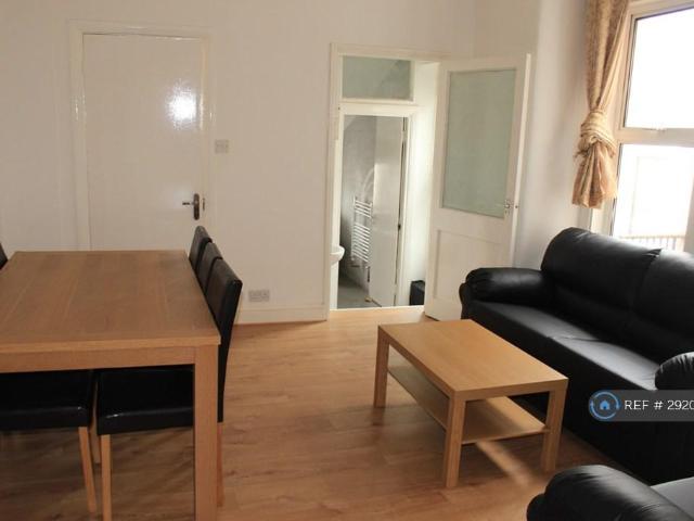 House for rent in Summerstown, Greater London