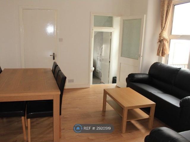 Apartment for rent in Summerstown, Greater London