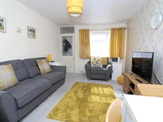 House for rent in Overslade, New Bilton