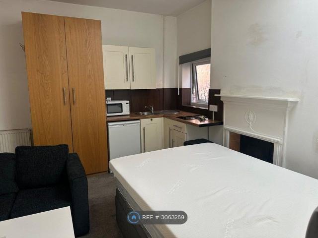 Studio for rent in Hencastel, Bridgend