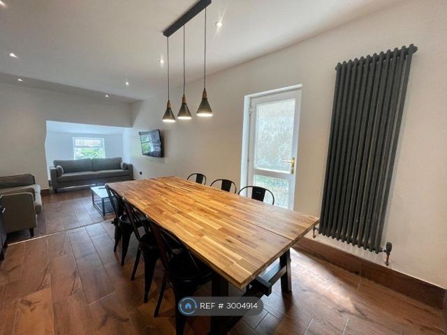 Room for rent in Falcon Lodge, Wales