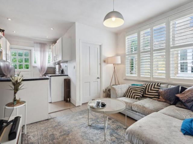 Apartment for rent in Mortlake, Greater London