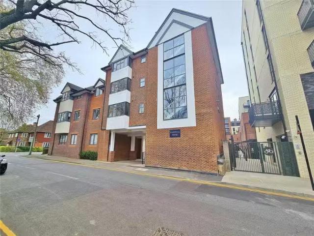 Apartment for rent in Byfleet, Woking